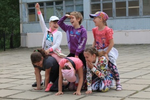 Среди воспитанников школьных лагерей провели конкурс "Жар-птица возвращается!"