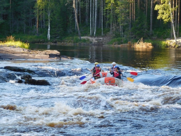 Ученики Ловецкой школы сплавились по реке в Карелии