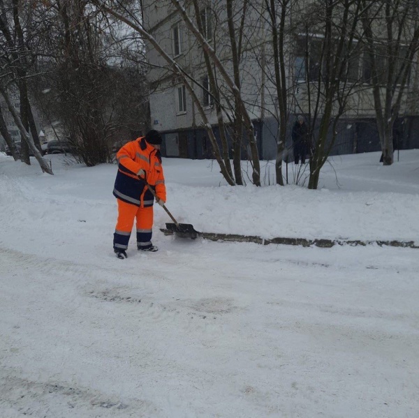 Более 100 дворников вышли на борьбу со снегом в Коломне