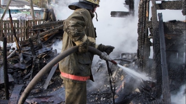 При пожаре в Карасеве пострадал человек