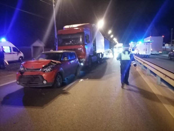 В городском округе Луховицы столкнулись два грузовика и легковушка