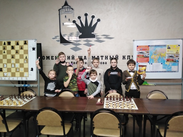 Юные шахматисты поздравили защитников