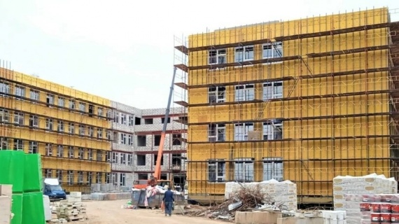 Фасадные работы начались в строящейся школе на улице Захарова