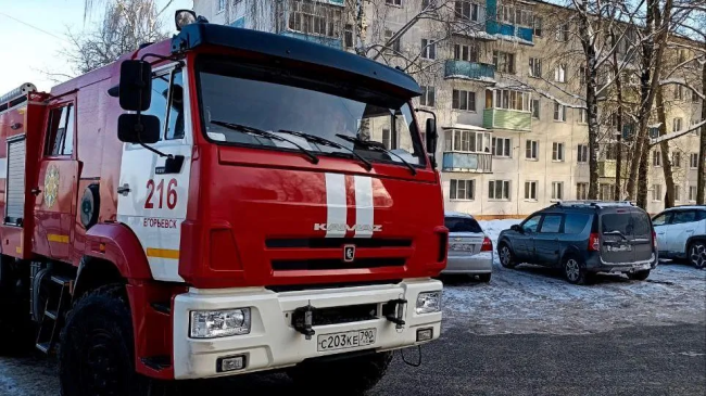 Пожарные Егорьевска помогли медикам эвакуировать 96-летнюю пациентку