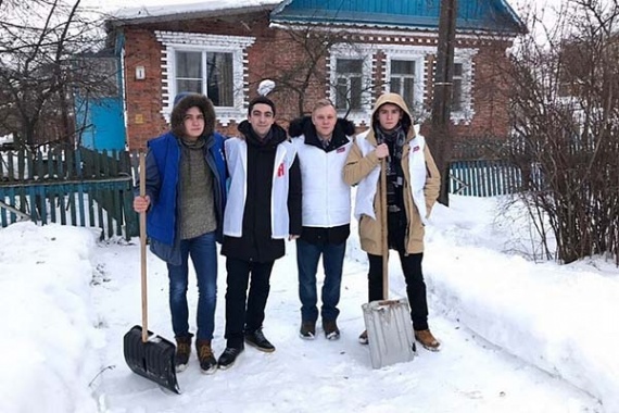 Луховичане чистят снег во дворах пенсионеров