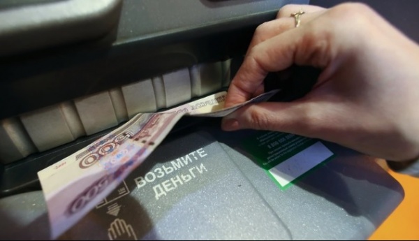 Женщина похитила чужие деньги из банкомата