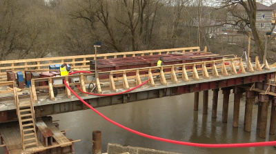 Продолжается строительство временного моста