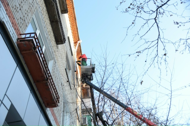 Специалисты ДГХ приводят в порядок парапеты и свесы на кровле