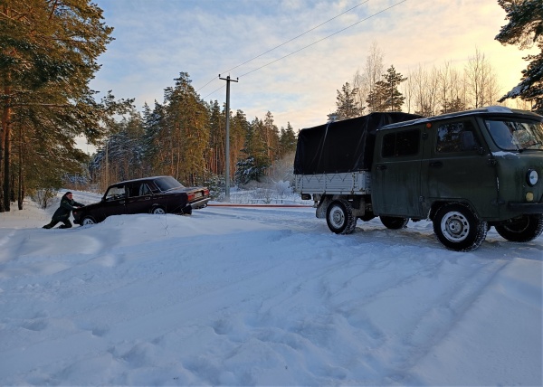 Сотрудникам лесной охраны в Белоомуте пришлось вытаскивать "Жигули" из снега
