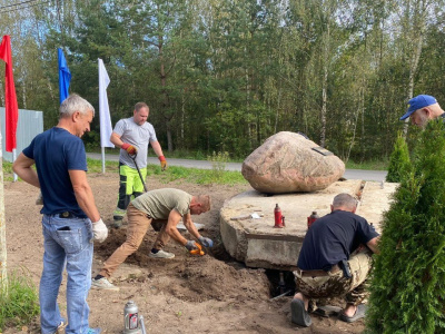 В Коломне камень-стелу установили на въезде в Новосёлки жители деревни
