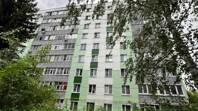 Бескаркасный фасад и новую кровлю монтируют в доме в Озёрах
