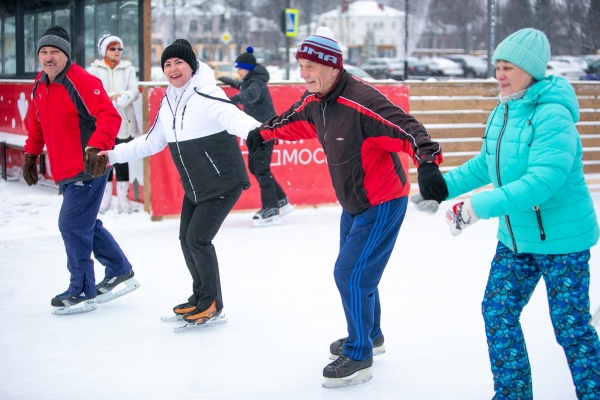 Для коломенских долголетов проводят ледовые тренировки на свежем воздухе