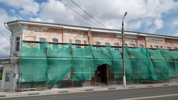 Фасад дома №205 по улице Октябрьской Революции ремонтируют в Коломне