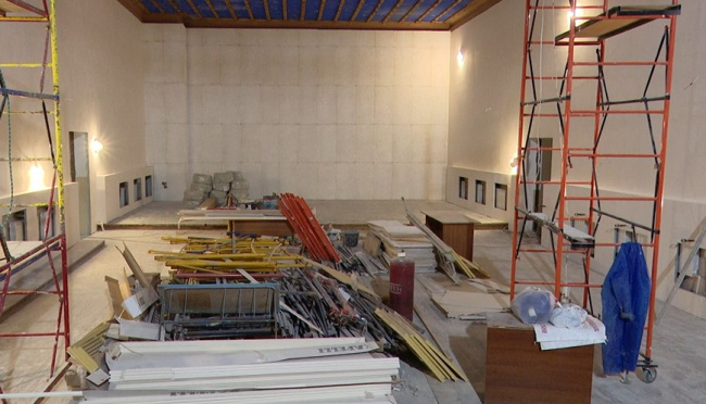 В Радужном ремонтируют учреждение культуры