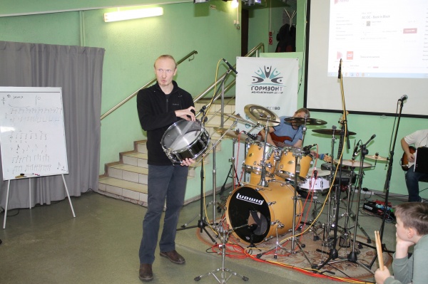 Мастер-класс по барабанам впервые прошёл в МЦ "Горизонт"