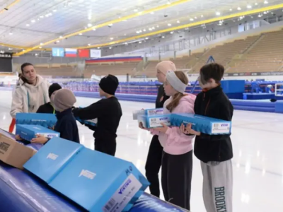 Новую экипировку и коньки вручили коломенцам