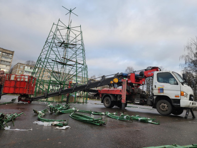 Главная ёлка Егорьевска начала обретать свои формы