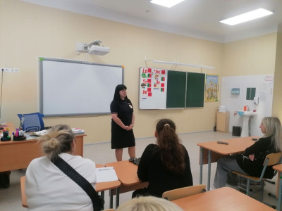 Полицейский в Озёрах приняла участие в родительском собрании в местной школе