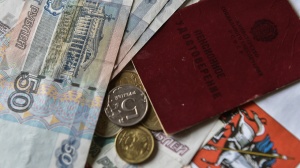В августе пенсии работающих пенсионеров повысятся на 200 рублей