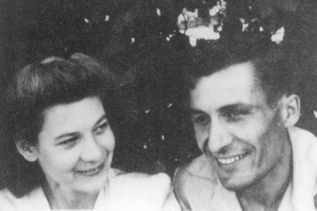 Андраник Смбатович с женой Ниной Александровной. 1947 г.