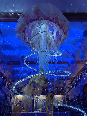 В "Школе ремёсел" в центре зала парит гигантская сверкающая медуза