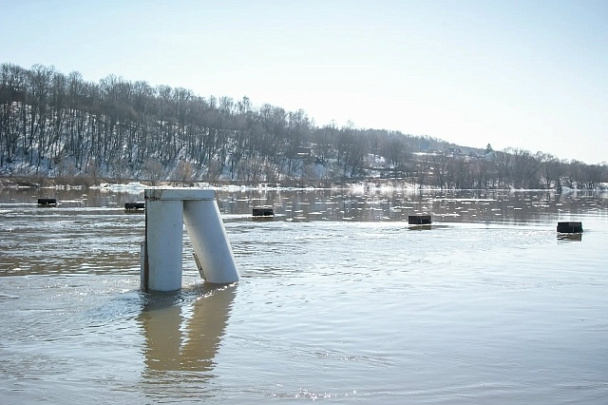 В Озёрах начались работы по сведению наплавного моста