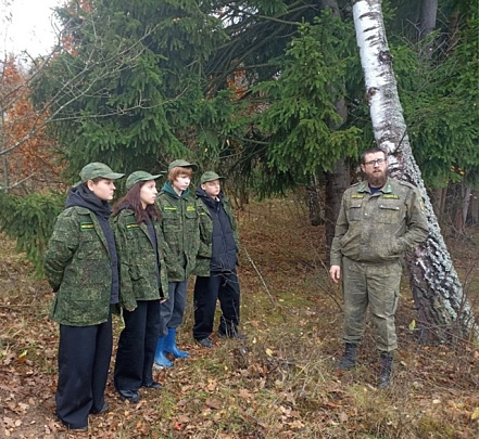 Юннаты освоили азы правильного ухода за молодыми деревьями