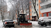 Выпавший снег убирают сотрудники ДГХ