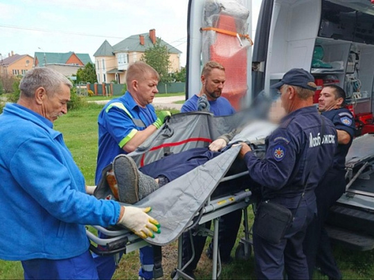 В Коломне спасатели транспортировали в машину скорой помощи пенсионера