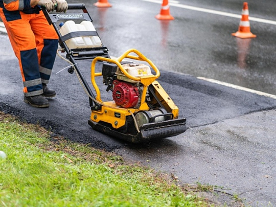 Дорожники ремонтируют ямы в Коломне