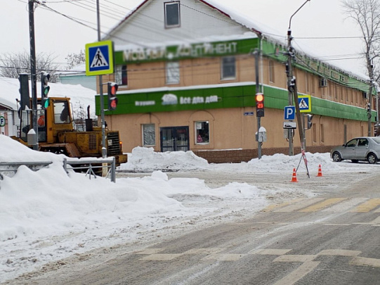 Из-за снежных навалов на улице Парижской Коммуны в Егорьевске движение ограничено 