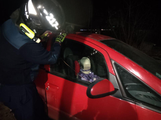 Спасатели вызволили ребёнка из заблокированной машины в Егорьевске  