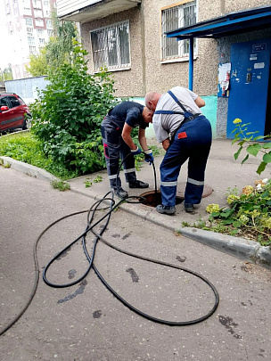 ДГХ столкнулась с непростой задачей по отчистке канализации дома № 1 по улице Макеева