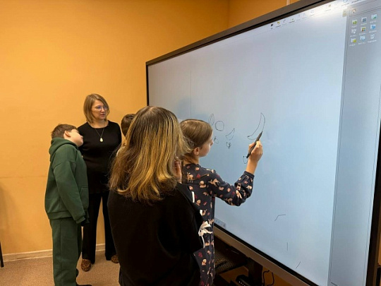 Художественная школа в Коломне получила две интерактивные панели 