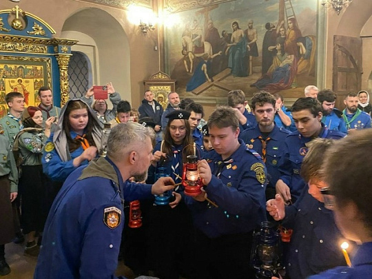 Вифлеемский огонь привезли скауты в храм Покрова Пресвятой Богородицы