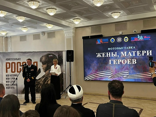 В ДК "Тепловозостроитель" открылась фотовыставка "Жёны и матери героев"