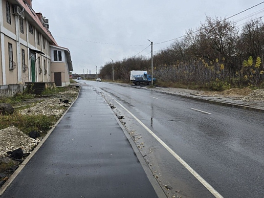 Строительство тротуара на "пьяной дороге" подходит к концу