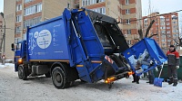 Мусор из синих контейнеров забирает синий мусоровоз