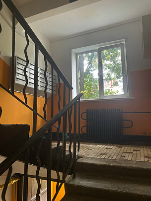 Сотрудники ДГХ наводят порядок в подъездах многоквартирных домов