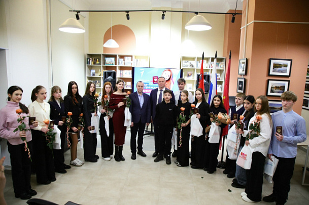 Директор филиала «ВМУ» АО «ОХК «Уралхим» принял участие в торжественной церемонии вручения первых паспортов