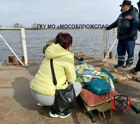 В Луховицах спасатели эвакуировали больную женщину из отрезанного половодьем села