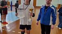 Кубок турнира по волейболу завоевала команда школы №15