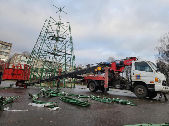 Главная ёлка Егорьевска начала обретать свои формы