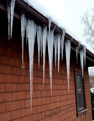 Взыскание ущерба с УК и ТСЖ за падение снега и сосулек на машину