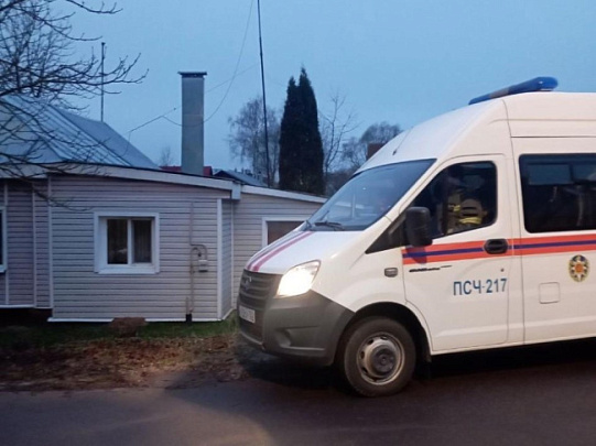 Пожарные Егорьевска помогли транспортировать пожилую пациентку