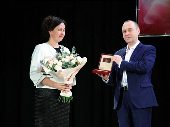 Мать тринадцати детей удостоена награды &quot;Материнская слава&quot; 