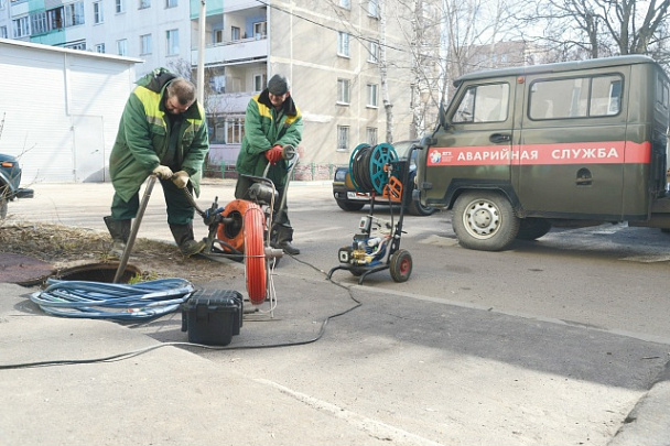 Сотрудники ДГХ устраняют засоры центральной канализации