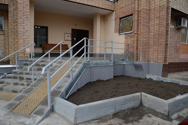 В доме №336 на улице Октябрьской Революции отремонтировали крыльцо и оборудовали удобный пандус